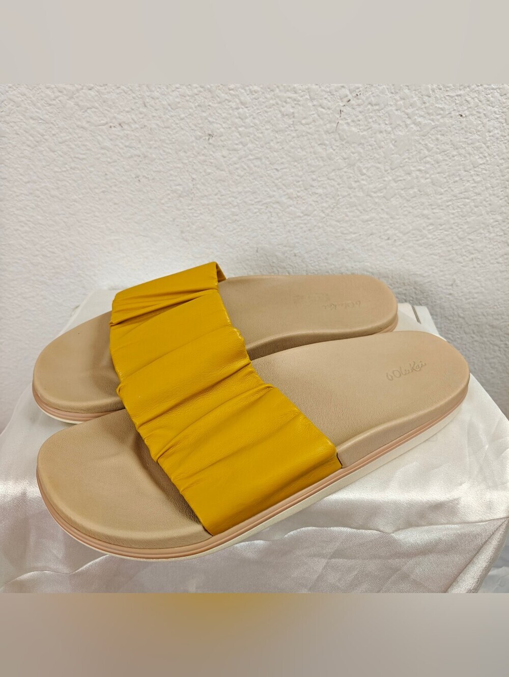 OluKai Pihapiha Mustard Ruched Leather Slide Sandals Comfort Slides Size 11
